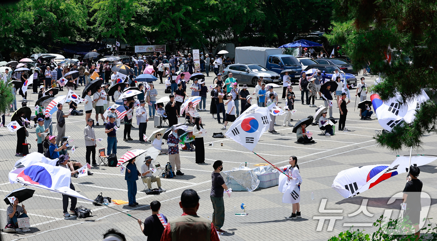(서울=뉴스1) 안은나 기자 = 투표용지 부족 사태로 인한 개표소 봉쇄 시위가 17일째 이어지고 있는 21일 서울 송파구 올림픽공원 티켓링크 라이브 아레나(핸드볼경기장) 앞을 찾은 …