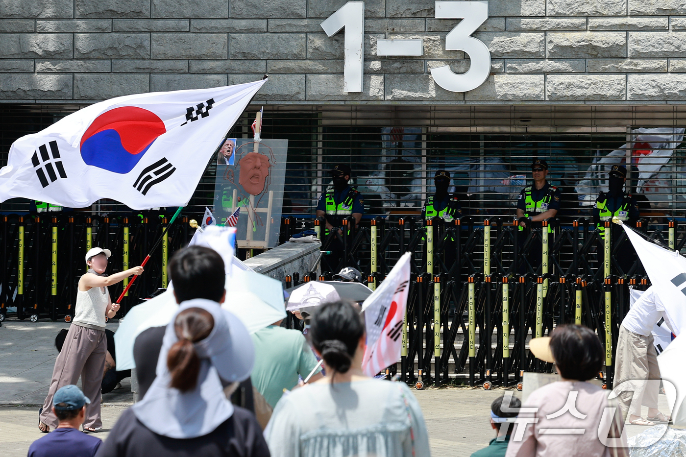 (서울=뉴스1) 안은나 기자 = 투표용지 부족 사태로 인한 개표소 봉쇄 시위가 17일째 이어지고 있는 21일 서울 송파구 올림픽공원 티켓링크 라이브 아레나(핸드볼경기장) 앞을 찾은 …