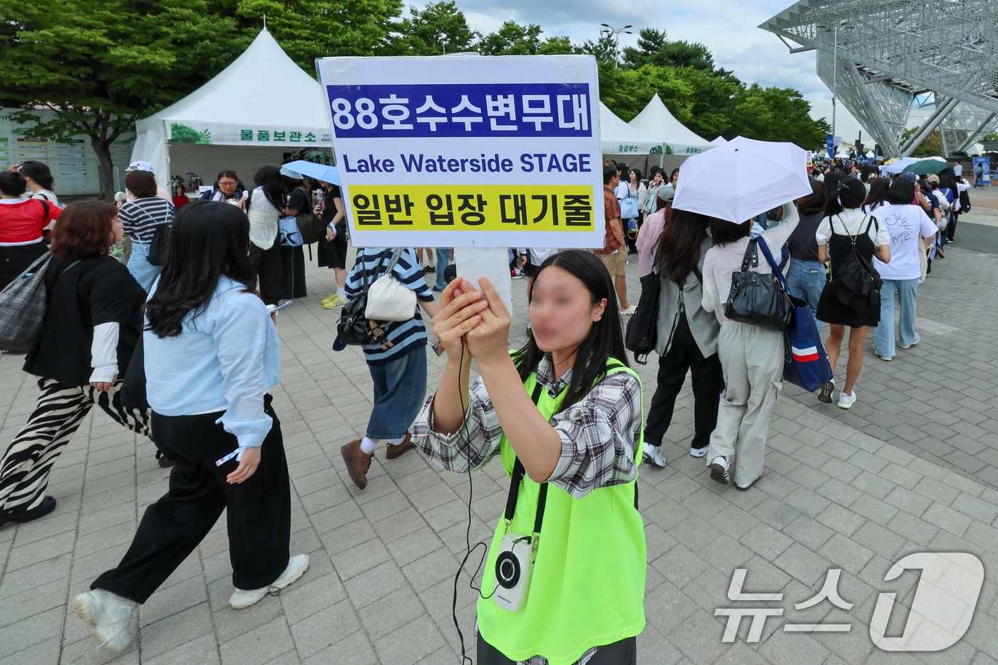 (서울=뉴스1) 안은나 기자 = 21일 서울 송파구 올림픽공원에서 2026 서울파크뮤직페스티벌 관객들이 88호수수변무대로 입장하기 위해 줄 서 있다.주최사는 티켓링크 라이브 아레나 …