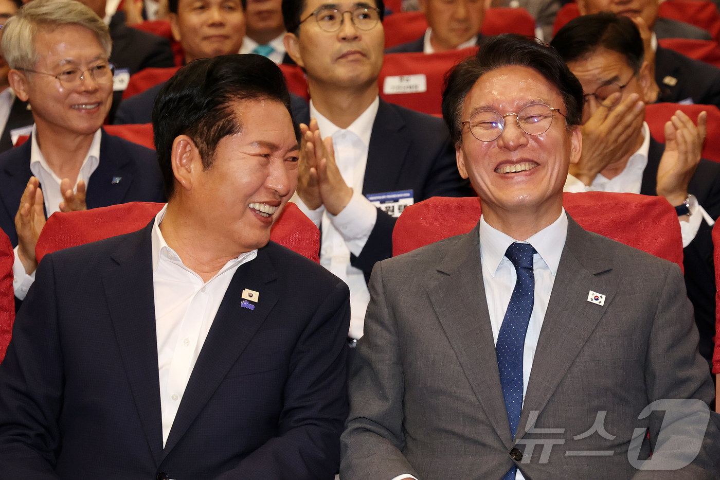 (서울=뉴스1) 황기선 기자 = 김민석 국무총리와 정청래 더불어민주당 대표가 21일 오후 서울 여의도 국회 의원회관에서 열린 '2026 6·3지방선거 단체장 당선자 워크숍'에서 대 …