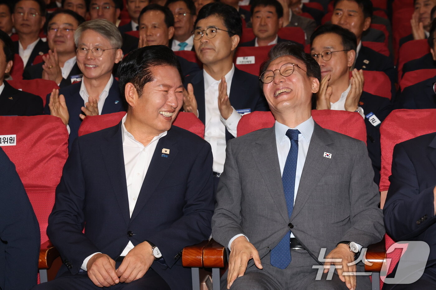 본문 이미지 - 김민석 국무총리와 정청래 더불어민주당 대표가 21일 오후 서울 여의도 국회 의원회관에서 열린 '2026 6·3지방선거 단체장 당선자 워크숍'에서 대화를 나누고 있다. 2026.6.21 ⓒ 뉴스1 황기선 기자
