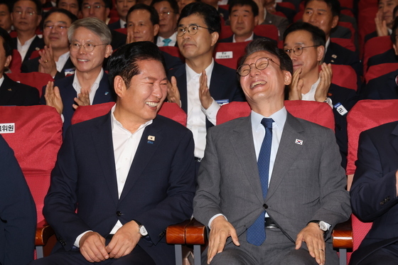 미소 지으며 대화 나누는 김민석·정청래