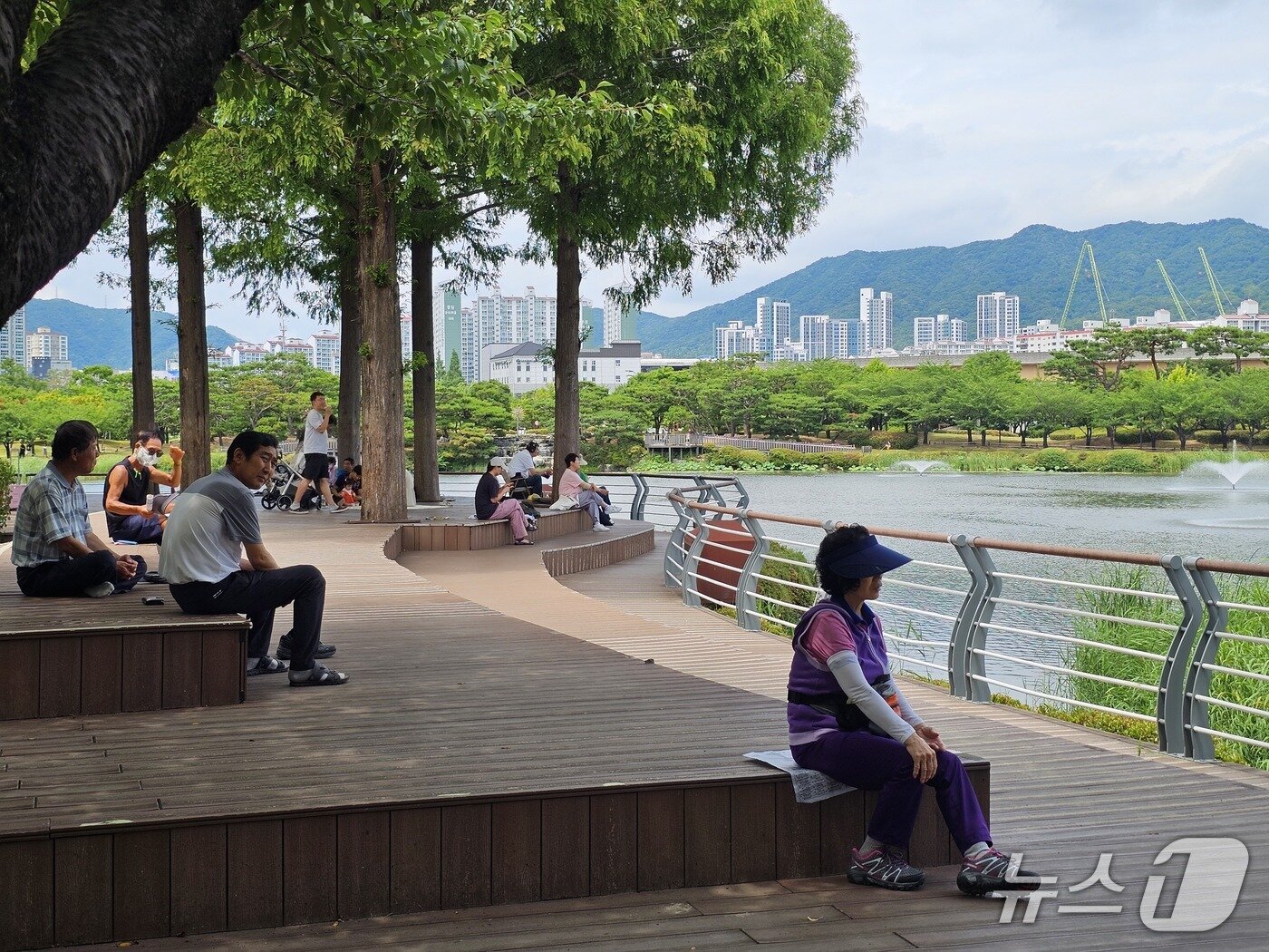 본문 이미지 - 21일 오후 김해 연지공원을 찾은 시민이 휴식을 즐기고 있다. 2026.6.21 ⓒ 뉴스1 박민석 기자