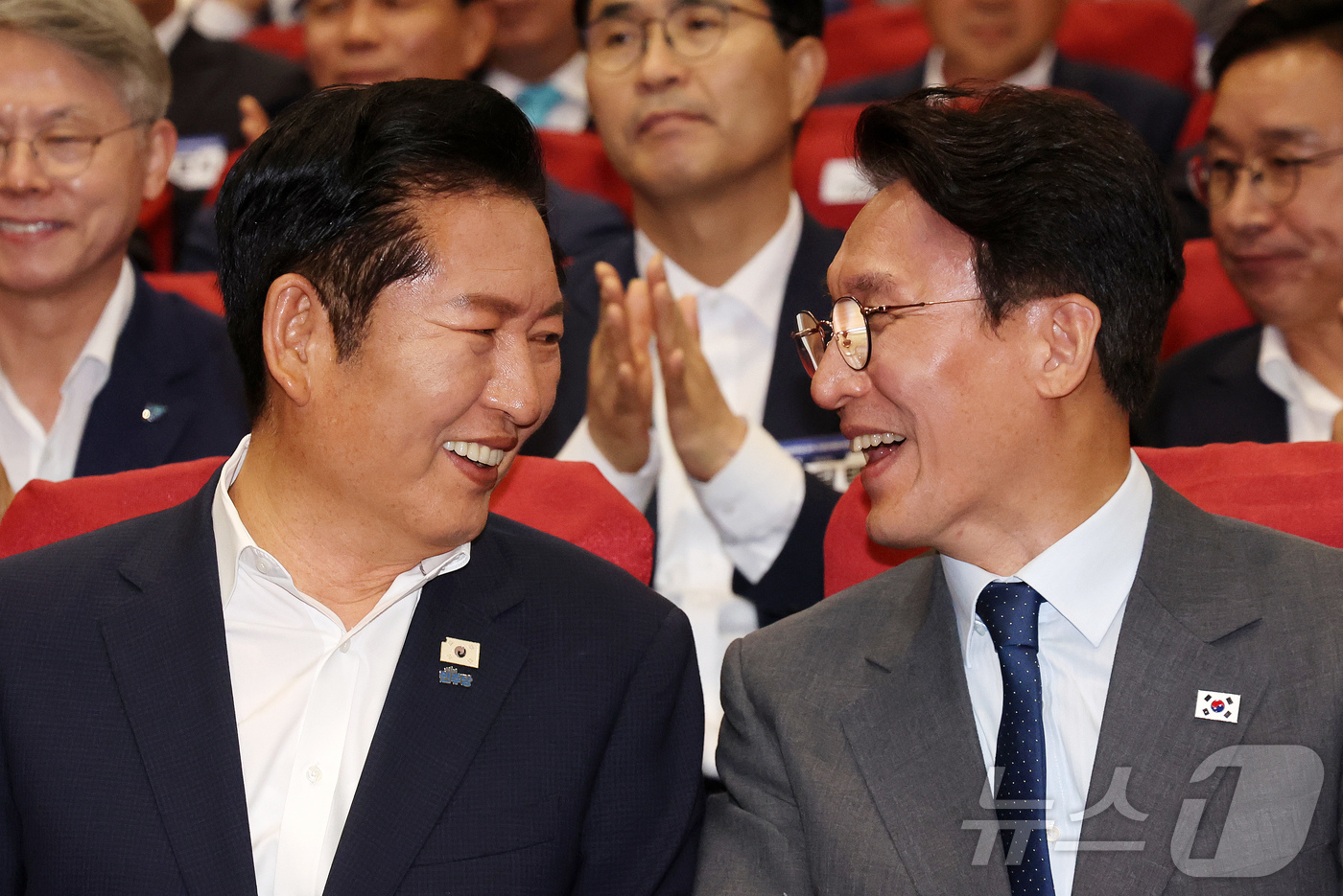 (서울=뉴스1) 황기선 기자 = 김민석 국무총리와 정청래 더불어민주당 대표가 21일 오후 서울 여의도 국회 의원회관에서 열린 '2026 6·3지방선거 단체장 당선자 워크숍'에서 대 …