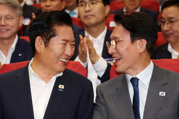 마주보며 대화 나누는 김민석·정청래