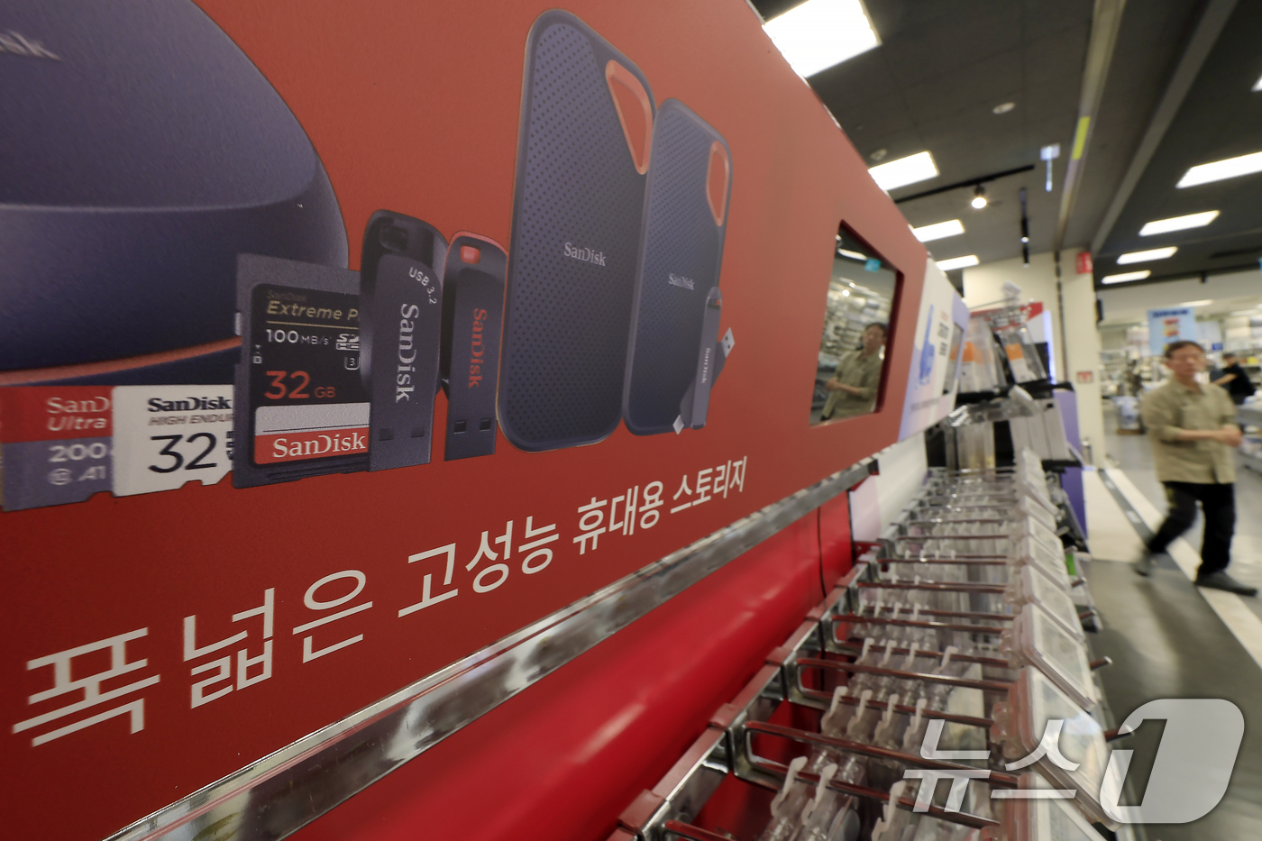 (서울=뉴스1) 박정호 기자 = 생산자물가 886개 품목 중 약 19%가 두 자릿수 상승률을 기록했다고 발표된 21일 서울 시내의 한 대형마트를 찾은 고객이 플래시메모리 제품 진열 …