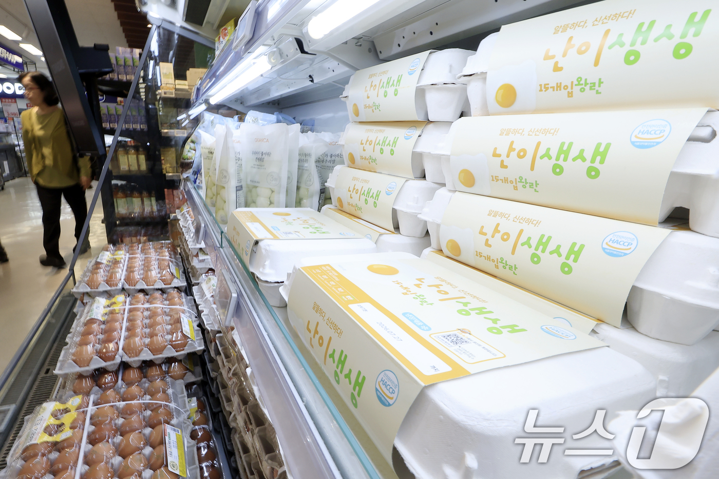 (서울=뉴스1) 박정호 기자 = 계란과 닭고기 등 먹거리 가격이 잇따라 오르고 있는 21일 서울 시내의 한 대형마트를 찾은 고객들이 계란 진열대를 지나고 있다.문제는 본격적인 폭염 …
