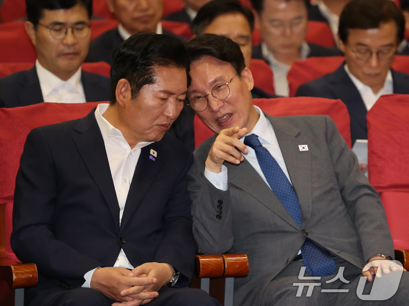 (서울=뉴스1) 황기선 기자 = 김민석 국무총리와 정청래 더불어민주당 대표가 21일 오후 서울 여의도 국회 의원회관에서 열린 '2026 6·3지방선거 단체장 당선자 워크숍'에서 대 …