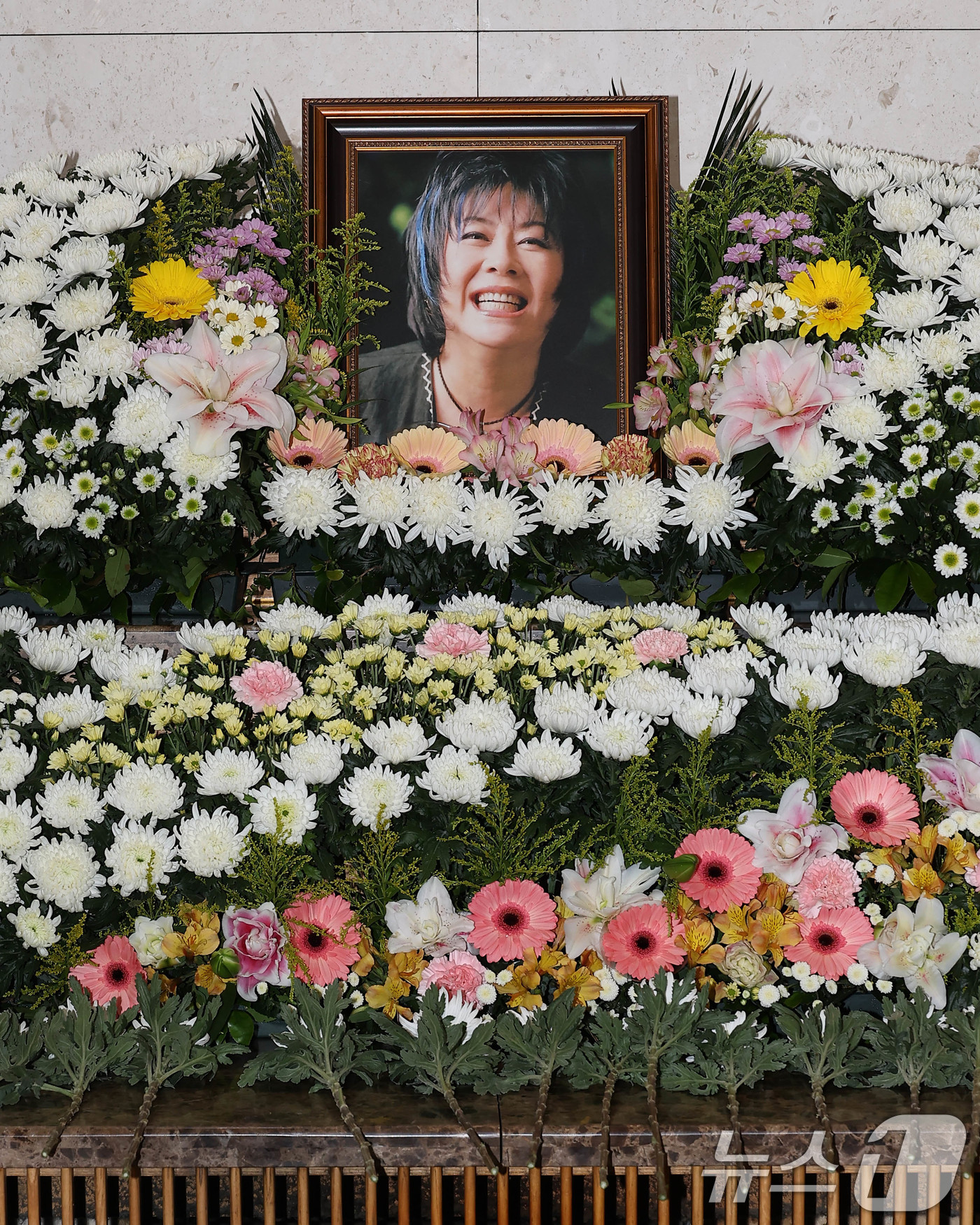 (서울=뉴스1) 사진공동취재단 = 가수 옥희(본명 김광숙)의 빈소가 21일 오후 서울 송파구 서울아산병원 장례식장 22호에 마련되있다.옥희는 20일 오후 암 투병 끝에 별세했다. …