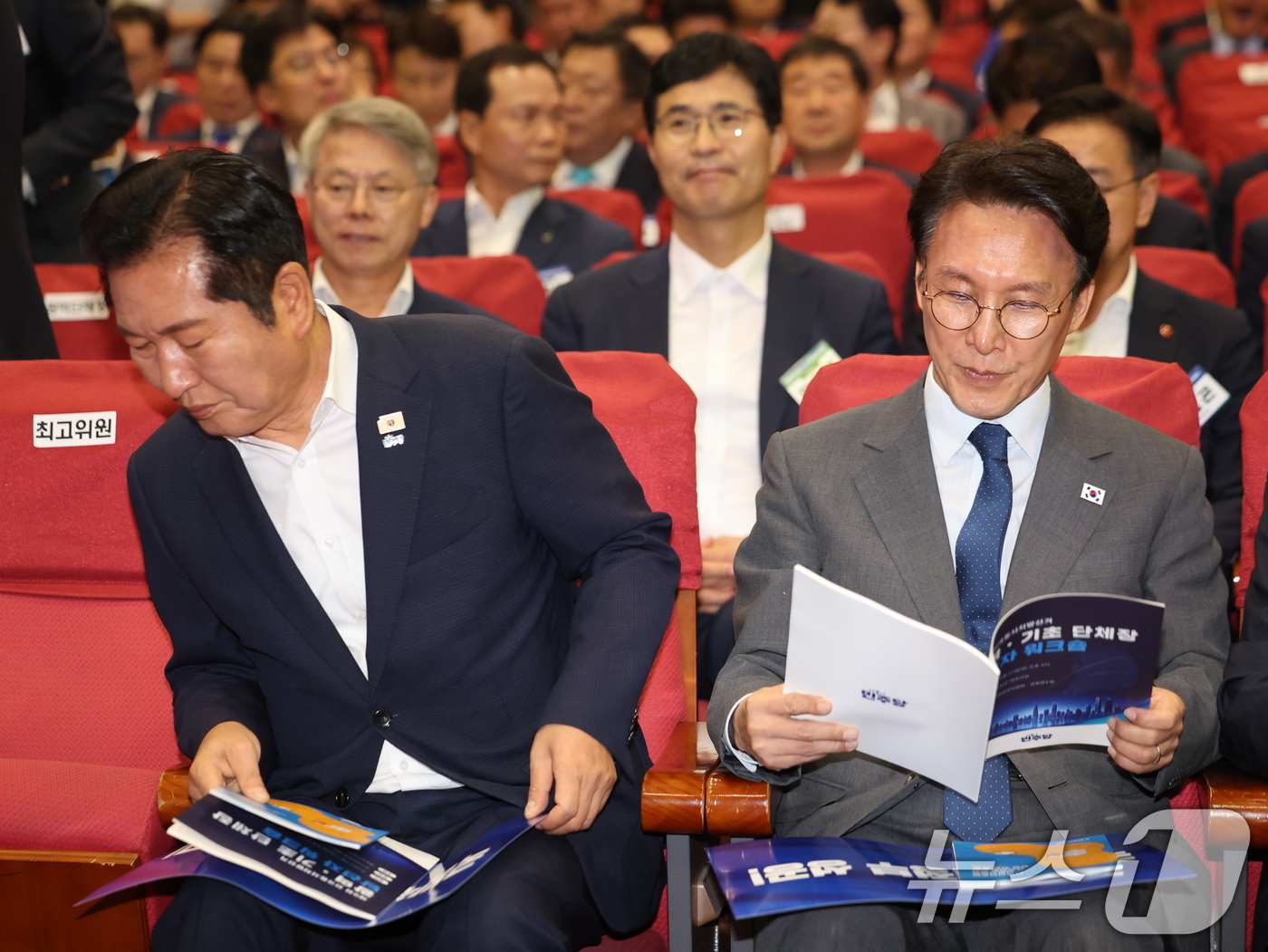 (서울=뉴스1) 황기선 기자 = 김민석 국무총리와 정청래 더불어민주당 대표가 21일 오후 서울 여의도 국회 의원회관에서 열린 '2026 6·3지방선거 단체장 당선자 워크숍'에 자리 …