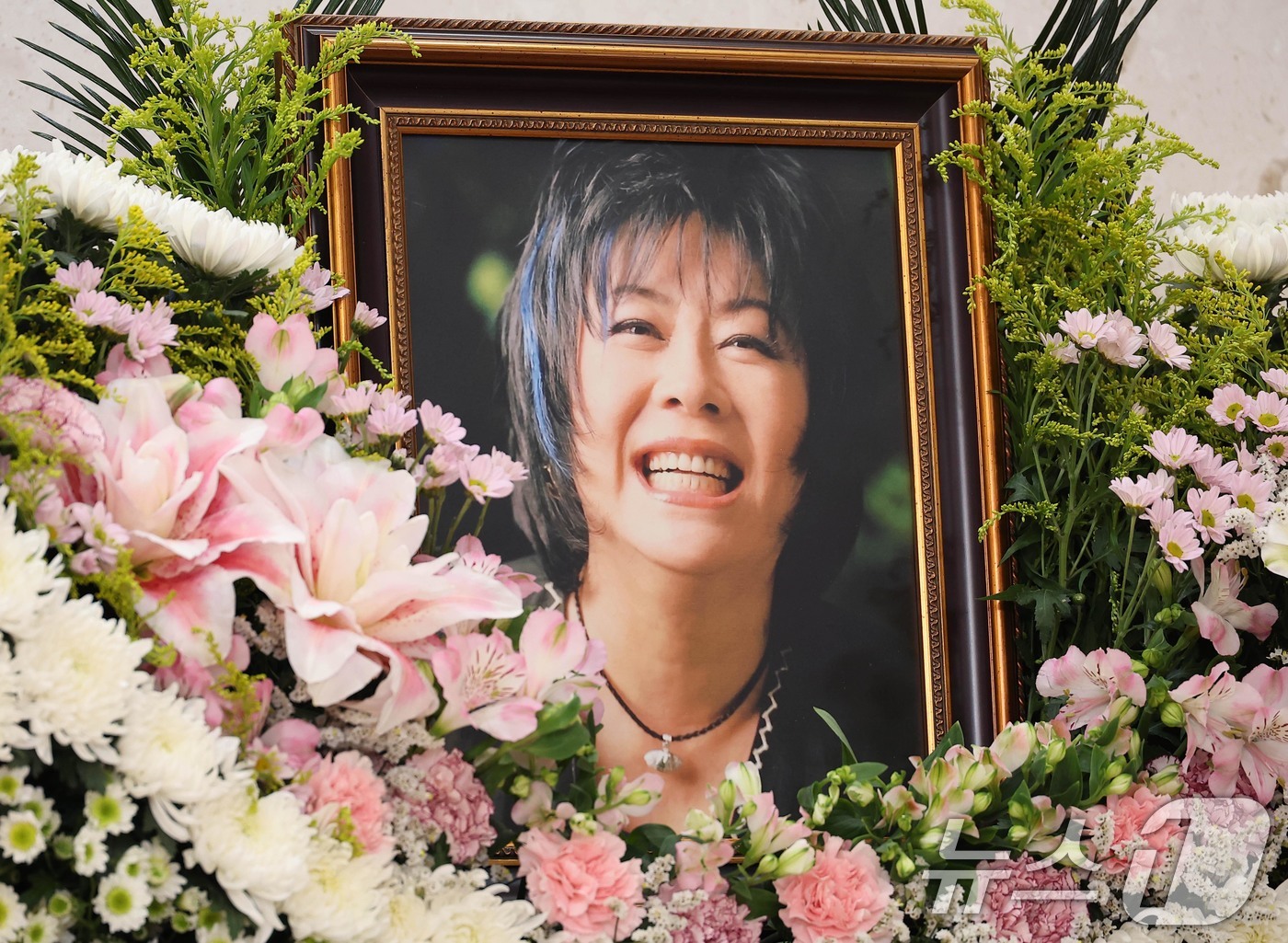 (서울=뉴스1) 사진공동취재단 = 가수 옥희(본명 김광숙)의 빈소가 21일 오후 서울 송파구 서울아산병원 장례식장 22호에 마련되있다. 옥희는 20일 오후 암 투병 끝에 별세했다. …