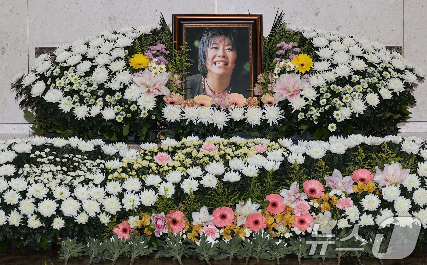(서울=뉴스1) 사진공동취재단 = 가수 옥희(본명 김광숙)의 빈소가 21일 오후 서울 송파구 서울아산병원 장례식장 22호에 마련되있다.옥희는 20일 오후 암 투병 끝에 별세했다. …