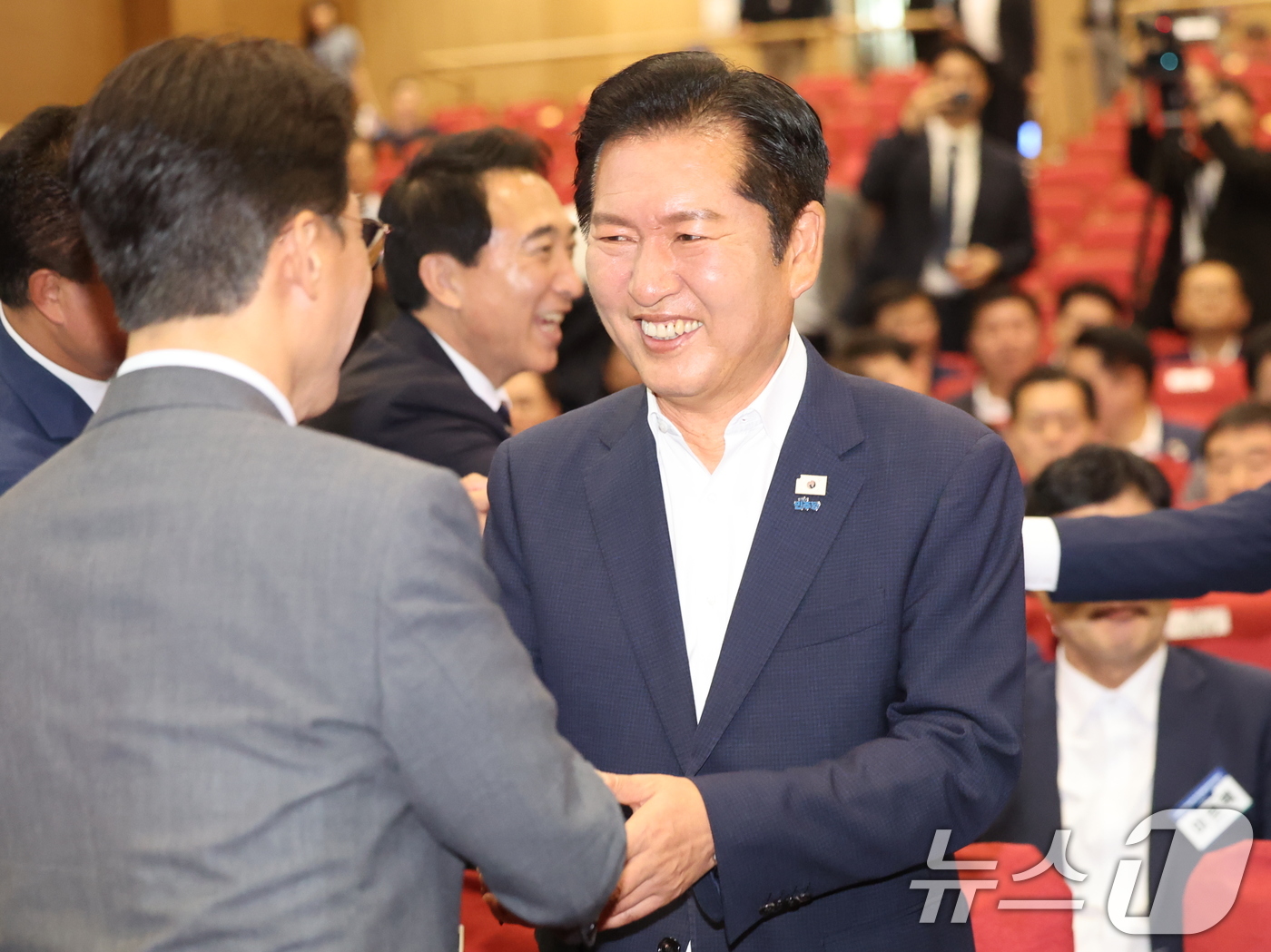 (서울=뉴스1) 황기선 기자 = 김민석 국무총리와 정청래 더불어민주당 대표가 21일 오후 서울 여의도 국회 의원회관에서 열린 '2026 6·3지방선거 단체장 당선자 워크숍'에 참석 …