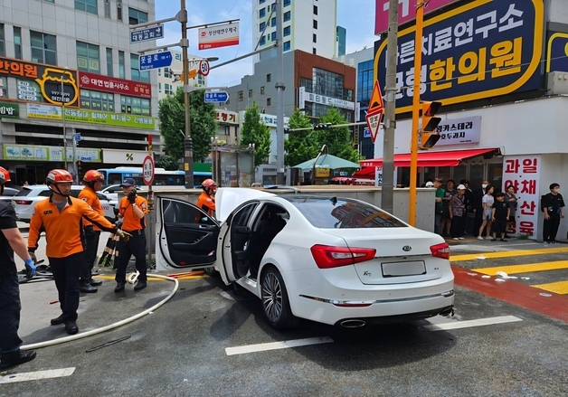 부산 대연동 내리막길서 승용차가 보행자 덮쳐…2명 사망·2명 부상