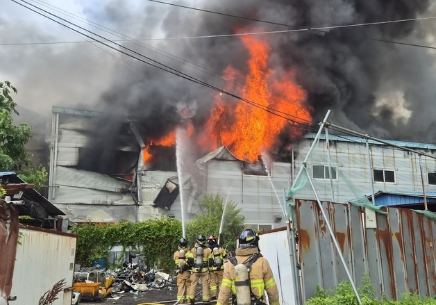 광주 평동산단 의류공장 '화재'…건물 2동 전소(종합)