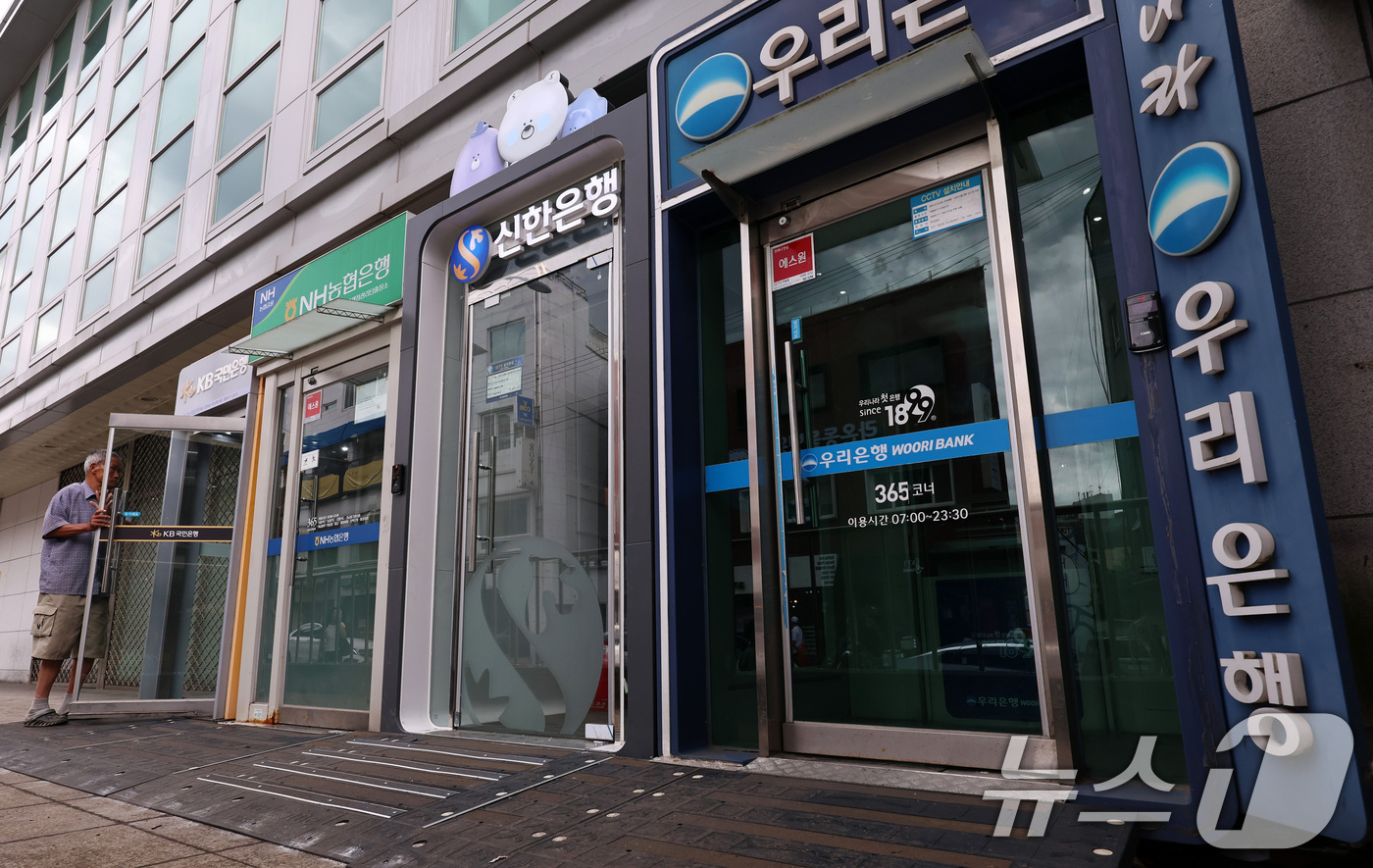 (서울=뉴스1) 구윤성 기자 = 증시 호황에 따른 '빚투' 수요와 수도권 주택 거래 증가가 맞물리면서 5대 시중은행 가계대출이 두 달 만에 6조원 이상 불어났다.21일 금융권에 따 …