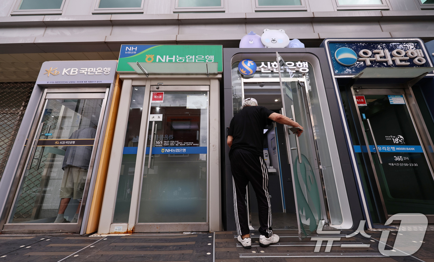 (서울=뉴스1) 구윤성 기자 = 증시 호황에 따른 '빚투' 수요와 수도권 주택 거래 증가가 맞물리면서 5대 시중은행 가계대출이 두 달 만에 6조원 이상 불어났다.21일 금융권에 따 …