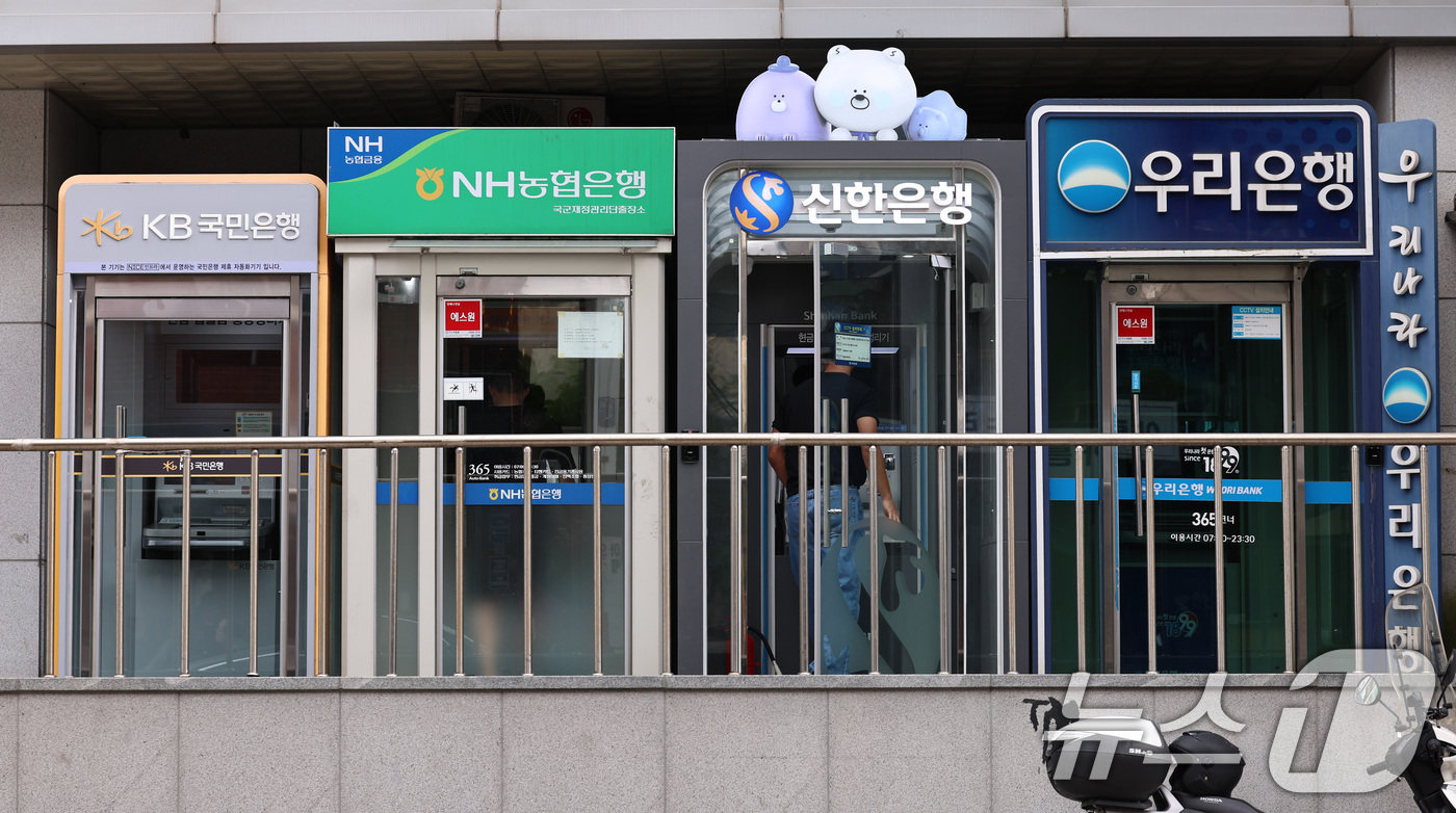 (서울=뉴스1) 구윤성 기자 = 증시 호황에 따른 '빚투' 수요와 수도권 주택 거래 증가가 맞물리면서 5대 시중은행 가계대출이 두 달 만에 6조원 이상 불어났다.21일 금융권에 따 …