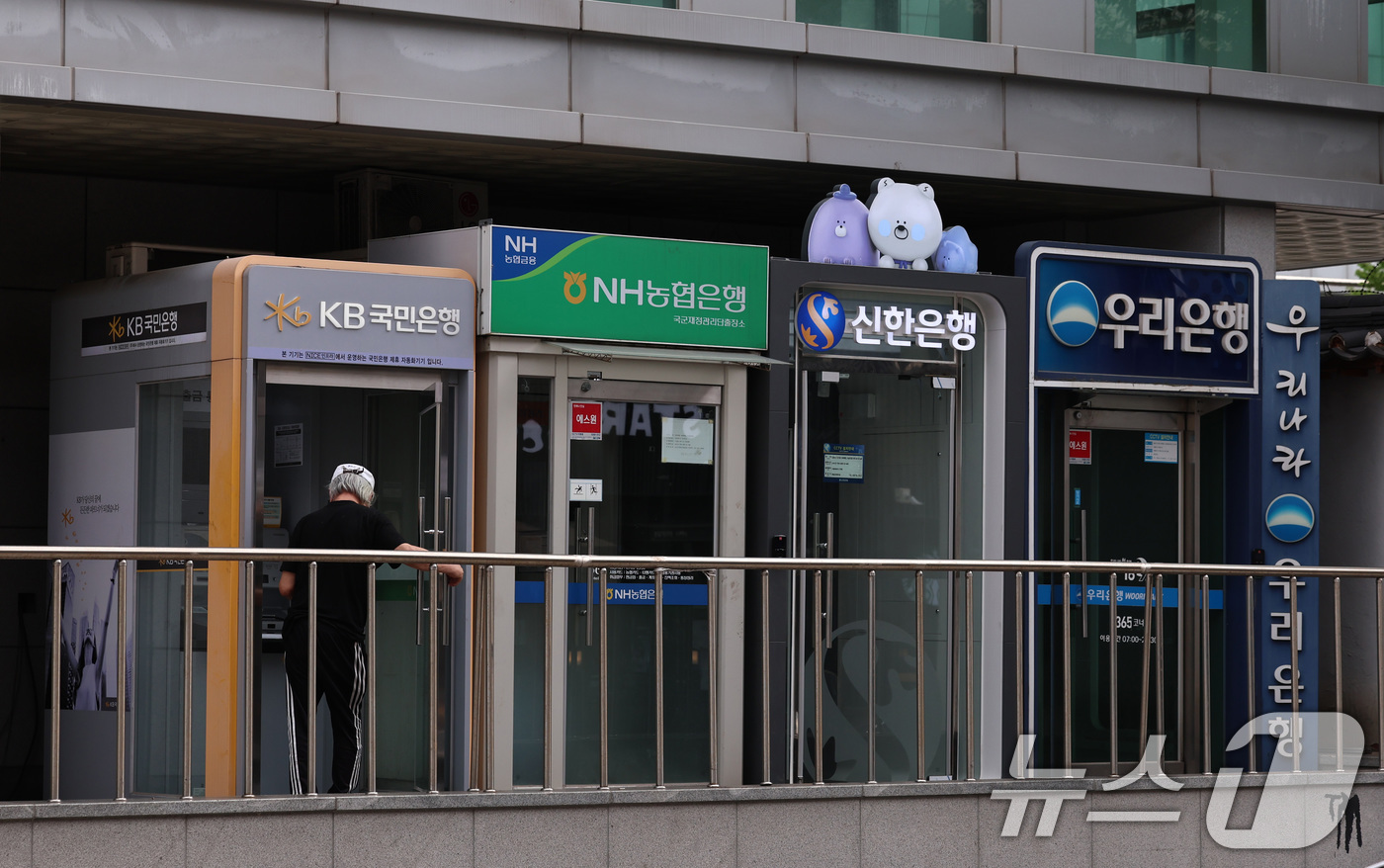 (서울=뉴스1) 구윤성 기자 = 증시 호황에 따른 '빚투' 수요와 수도권 주택 거래 증가가 맞물리면서 5대 시중은행 가계대출이 두 달 만에 6조원 이상 불어났다.21일 금융권에 따 …