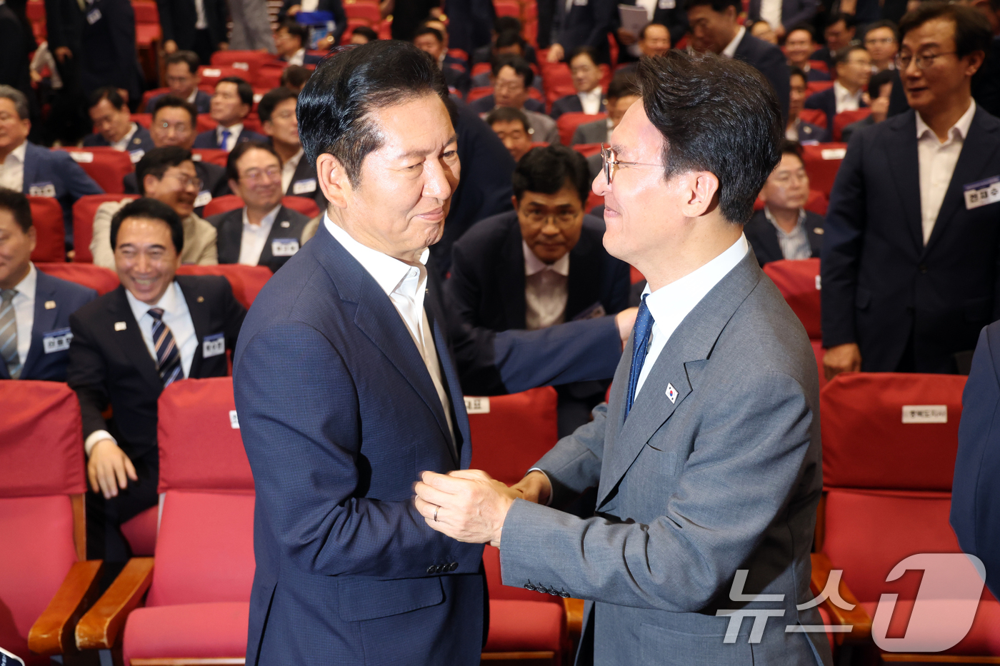 (서울=뉴스1) 황기선 기자 = 김민석 국무총리와 정청래 더불어민주당 대표가 21일 오후 서울 여의도 국회 의원회관에서 열린 '2026 6·3지방선거 단체장 당선자 워크숍'에서 기 …