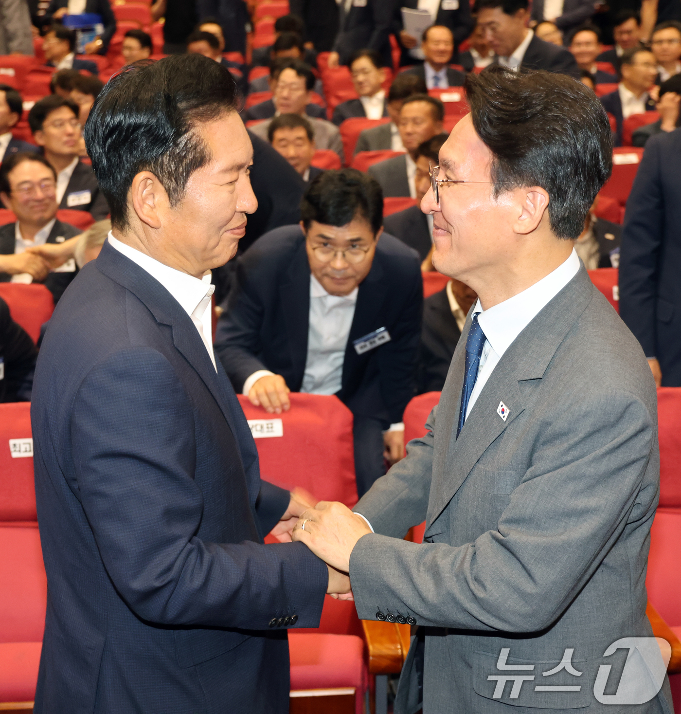 (서울=뉴스1) 황기선 기자 = 김민석 국무총리와 정청래 더불어민주당 대표가 21일 오후 서울 여의도 국회 의원회관에서 열린 '2026 6·3지방선거 단체장 당선자 워크숍'에서 기 …