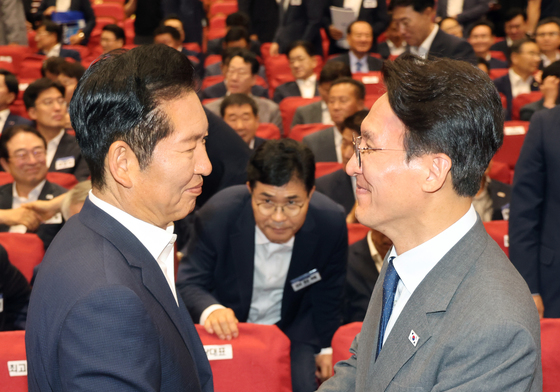 마주보며 악수나는 김민석·정청래
