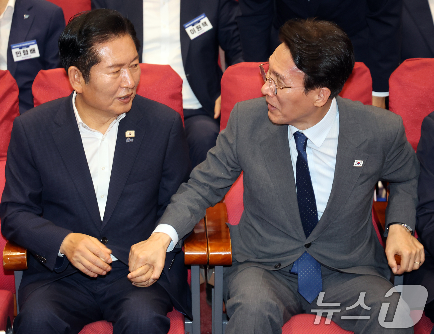 (서울=뉴스1) 황기선 기자 = 김민석 국무총리와 정청래 더불어민주당 대표가 21일 오후 서울 여의도 국회 의원회관에서 열린 '2026 6·3지방선거 단체장 당선자 워크숍'에서 기 …