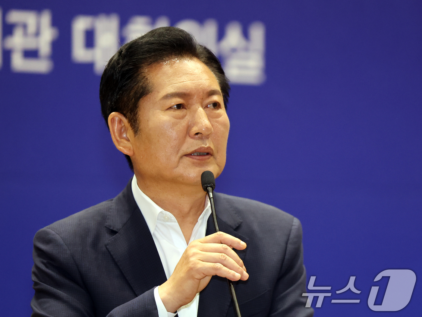 (서울=뉴스1) 황기선 기자 = 정청래 더불어민주당 대표가 21일 오후 서울 여의도 국회 의원회관에서 열린 '2026 6·3지방선거 단체장 당선자 워크숍'에서 인사말을 하고 있다. …