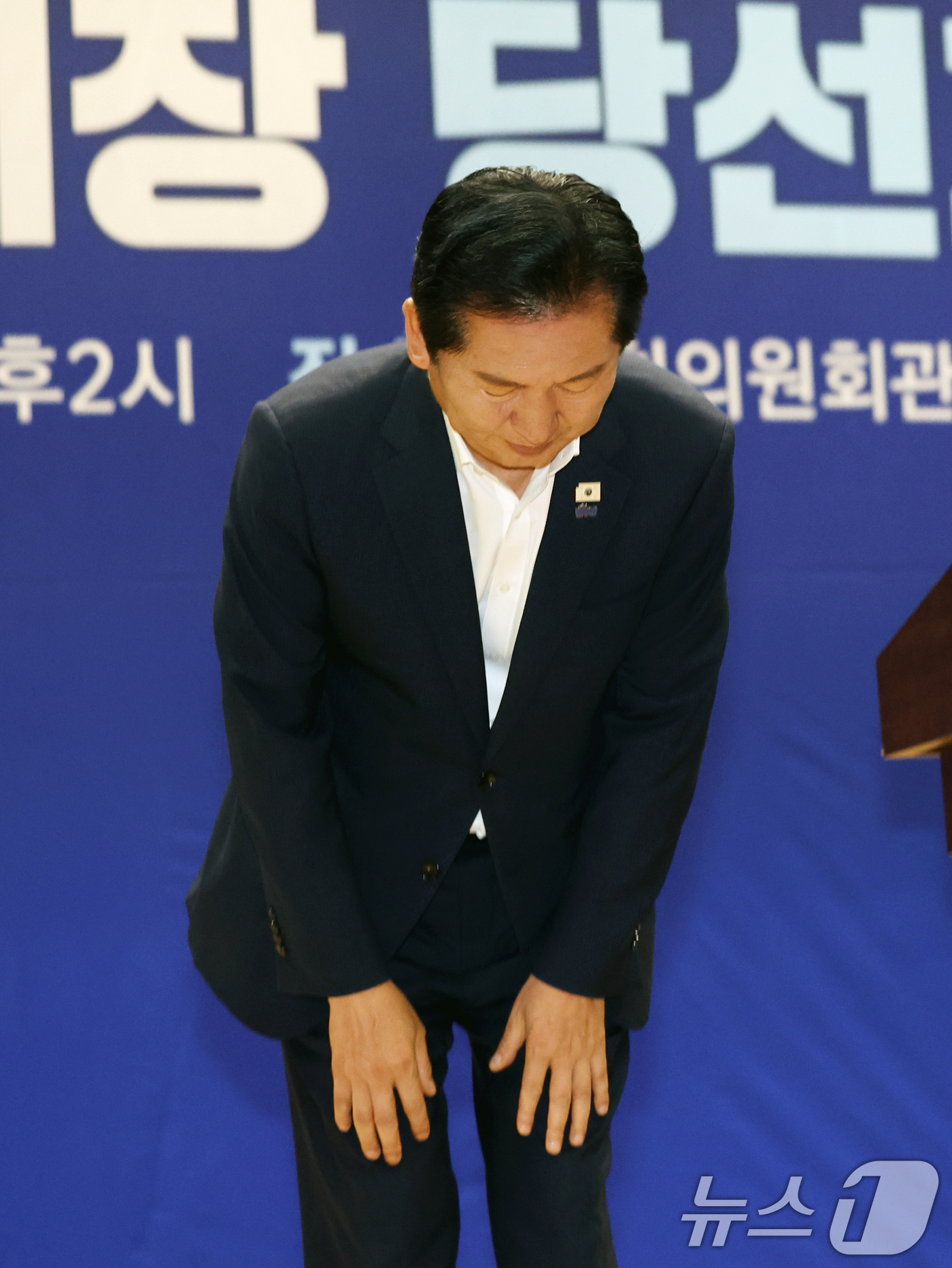 (서울=뉴스1) 황기선 기자 = 정청래 더불어민주당 대표가 21일 오후 서울 여의도 국회 의원회관에서 열린 '2026 6·3지방선거 단체장 당선자 워크숍'에서 인사를 하고 있다. …