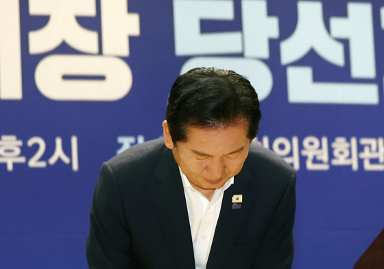인사하는 정청래 대표
