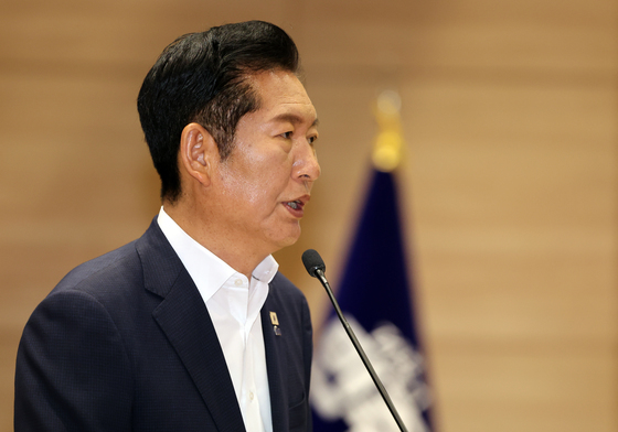 인사하는 정청래 대표