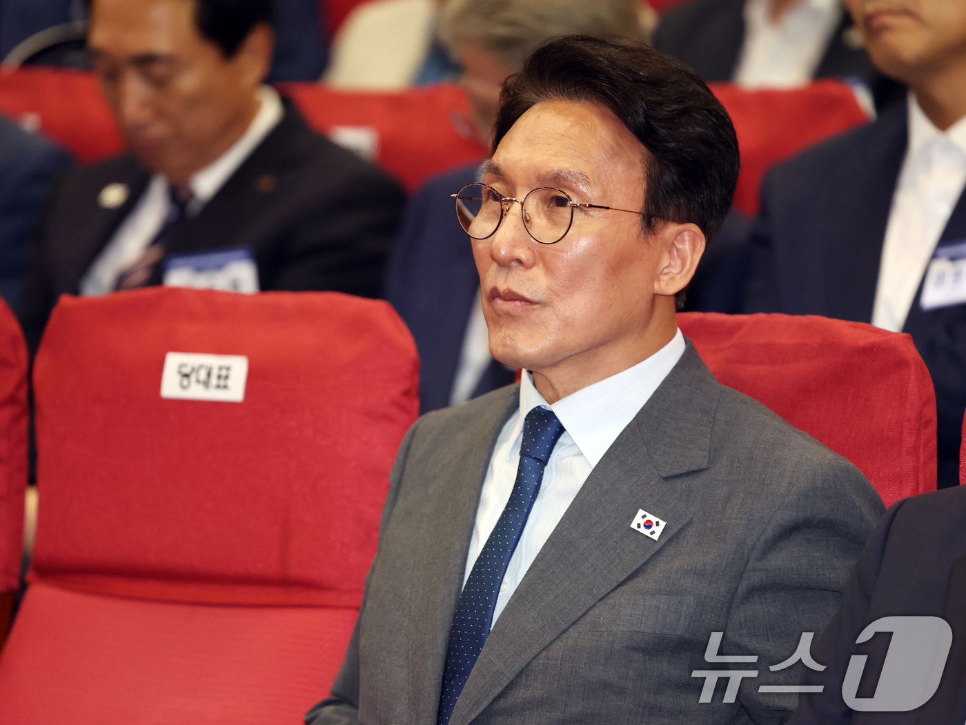 (서울=뉴스1) 황기선 기자 = 김민석 국무총리가 21일 오후 서울 여의도 국회 의원회관에서 열린 '2026 6·3지방선거 단체장 당선자 워크숍'에서 정청래 대표의 인사말을 경청하 …