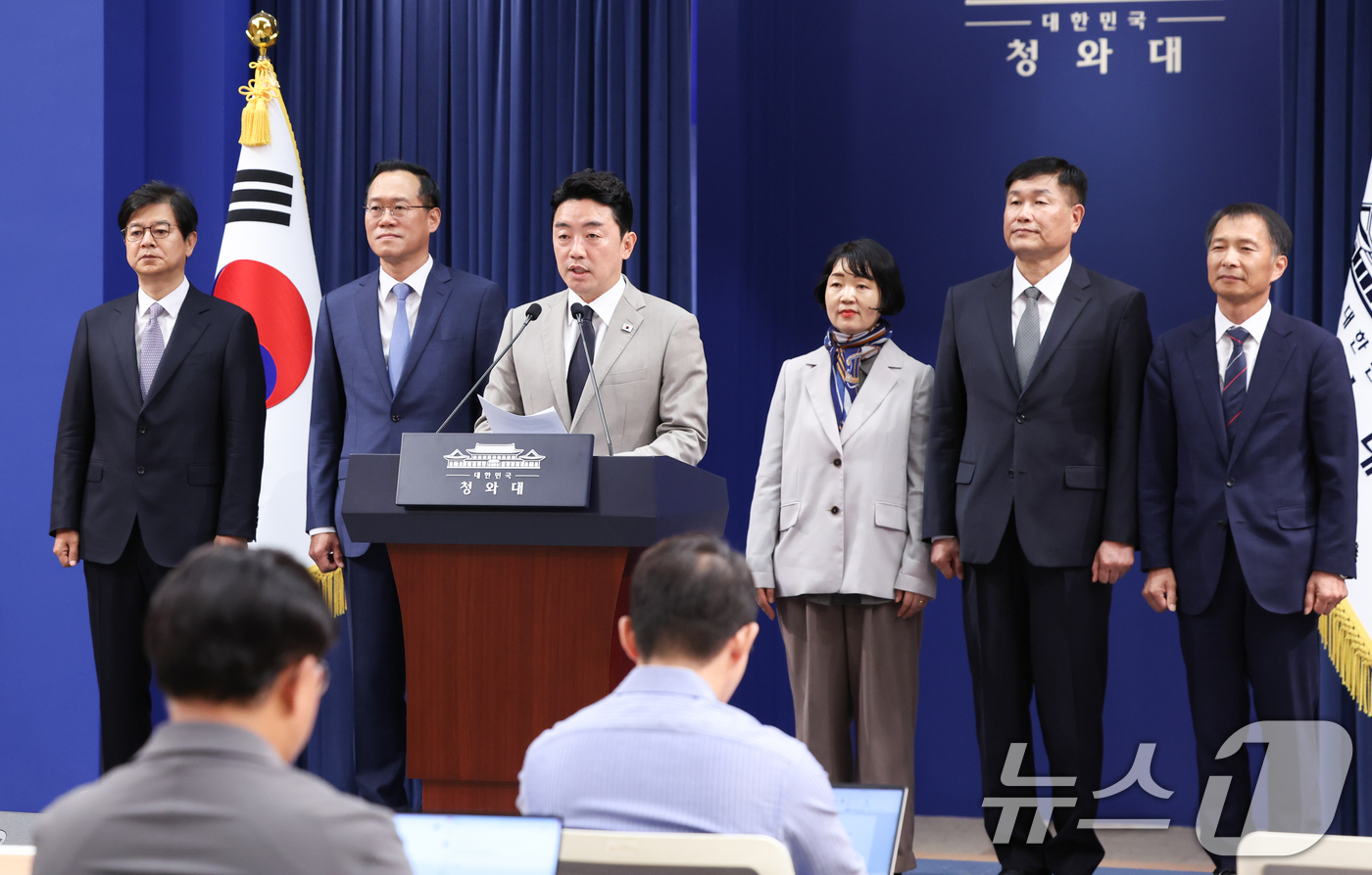 (서울=뉴스1) 허경 기자 = 강훈식 대통령비서실장이 21일 청와대 춘추관에서 수석비서관급 인선 발표를 하고 있다. 이재명 대통령은 이날 홍보소통수석비서관에 성기홍 전 연합뉴스 대 …