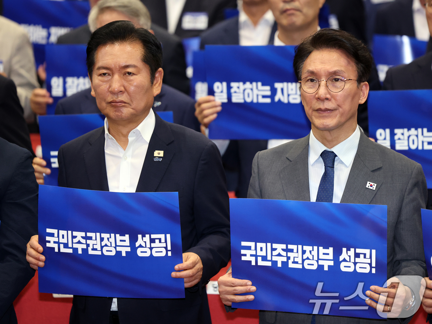 (서울=뉴스1) 황기선 기자 = 김민석 국무총리와 정청래 더불어민주당 대표가 21일 오후 서울 여의도 국회 의원회관에서 열린 '2026 6·3지방선거 단체장 당선자 워크숍'에서 손 …