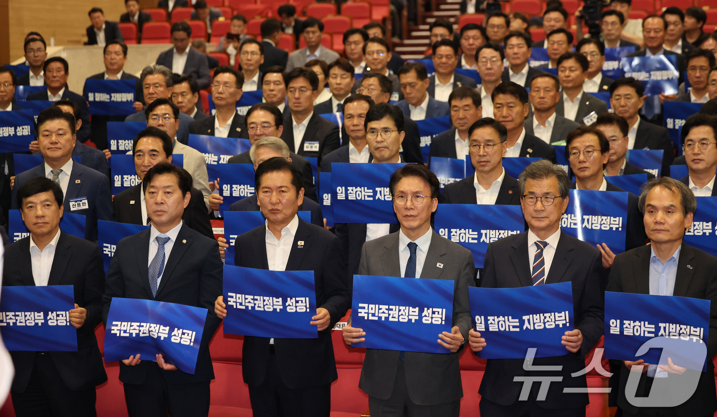 (서울=뉴스1) 황기선 기자 = 김민석 국무총리와 정청래 더불어민주당 대표가 21일 오후 서울 여의도 국회 의원회관에서 열린 '2026 6·3지방선거 단체장 당선자 워크숍'에서 참 …