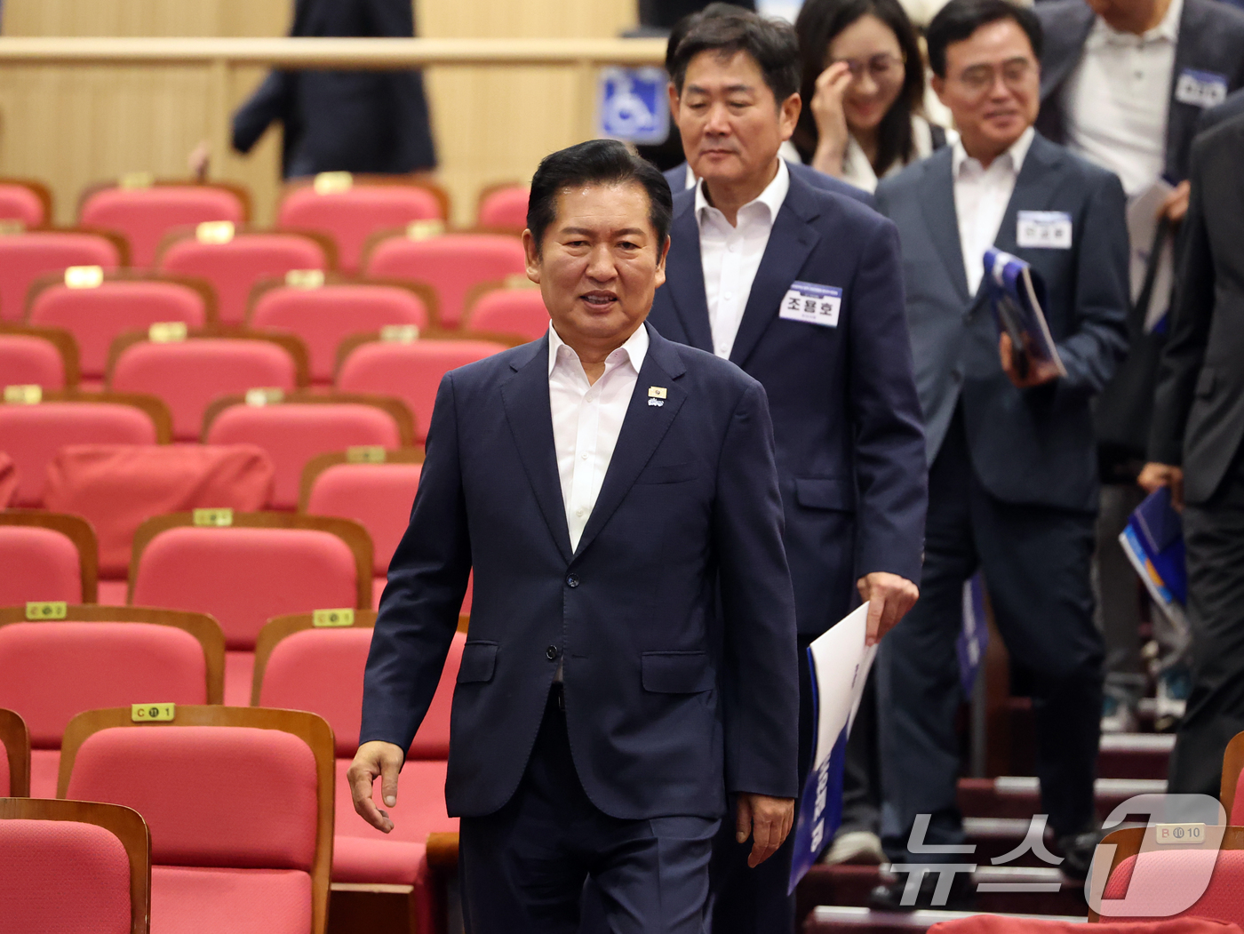 (서울=뉴스1) 황기선 기자 = 정청래 더불어민주당 대표가 21일 오후 서울 여의도 국회 의원회관에서 열린 '2026 6·3지방선거 단체장 당선자 워크숍'에 참석하고 있다.  20 …