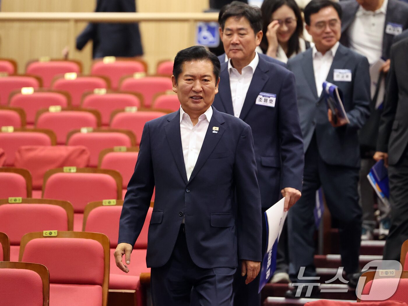 본문 이미지 - 정청래 더불어민주당 대표가 21일 오후 서울 여의도 국회 의원회관에서 열린 '2026 6·3지방선거 단체장 당선자 워크숍'에 참석하고 있다. 2026.6.21 ⓒ 뉴스1 황기선 기자