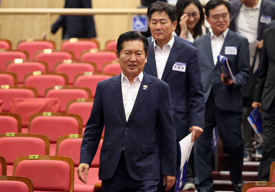 워크숍 입장하는 정청래 대표