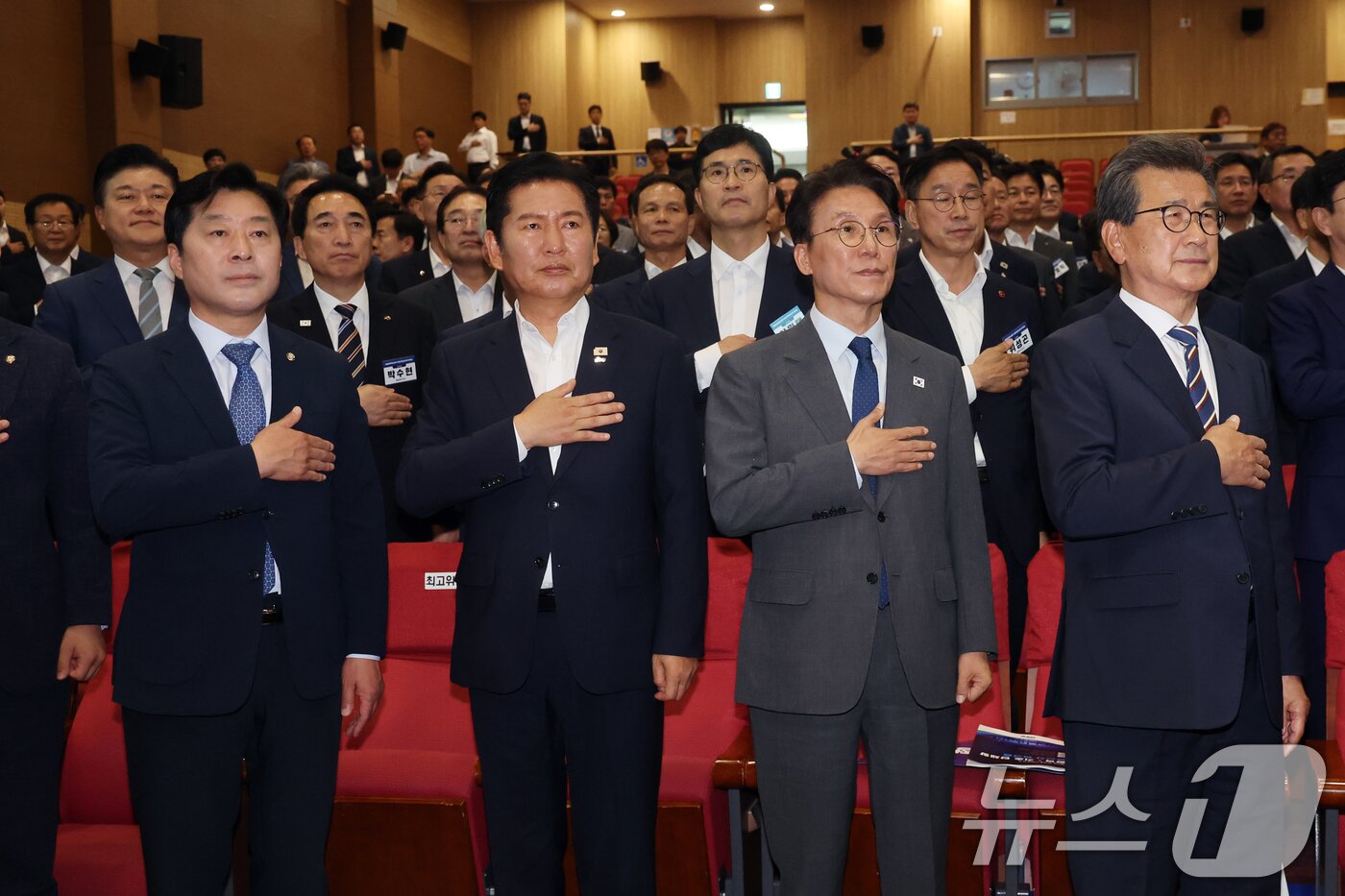 본문 이미지 - 김민석 국무총리와 정청래 더불어민주당 대표가 21일 오후 서울 여의도 국회 의원회관에서 열린 '2026 6·3지방선거 단체장 당선자 워크숍'에서 참석자들과 국민의례를 하고 있다. 2026.6.21 ⓒ 뉴스1 황기선 기자