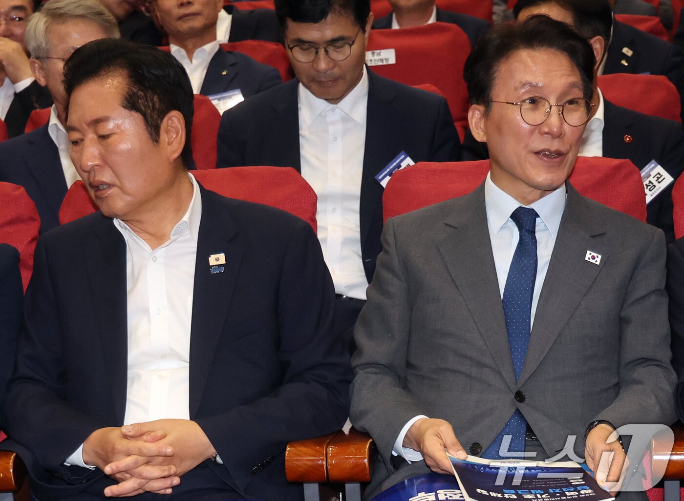 본문 이미지 - 김민석 국무총리와 정청래 더불어민주당 대표가 21일 오후 서울 여의도 국회 의원회관에서 열린 '2026 6·3지방선거 단체장 당선자 워크숍'에 자리하고 있다. 2026.6.21 ⓒ 뉴스1 황기선 기자