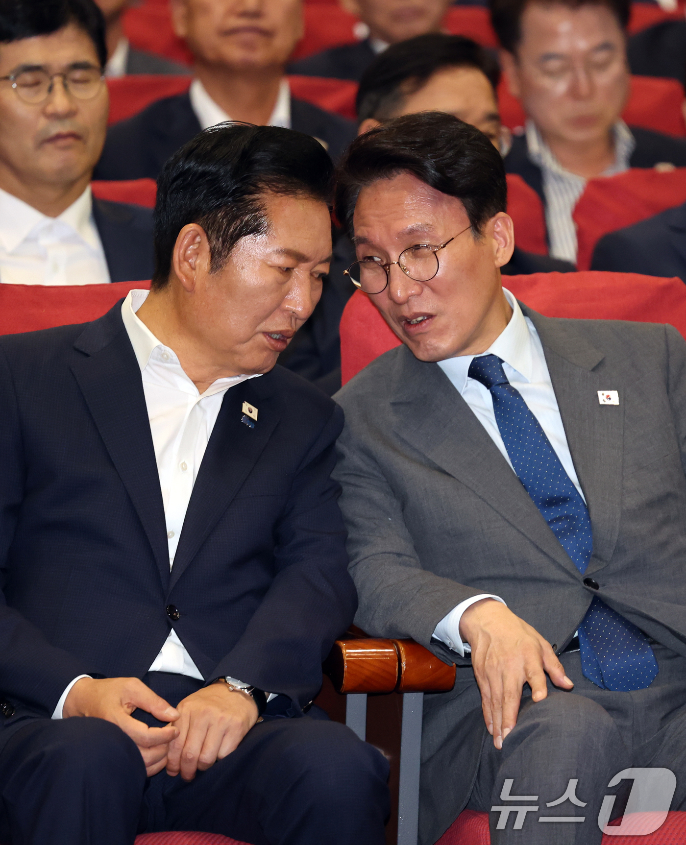 (서울=뉴스1) 황기선 기자 = 김민석 국무총리와 정청래 더불어민주당 대표가 21일 오후 서울 여의도 국회 의원회관에서 열린 '2026 6·3지방선거 단체장 당선자 워크숍'에서 대 …