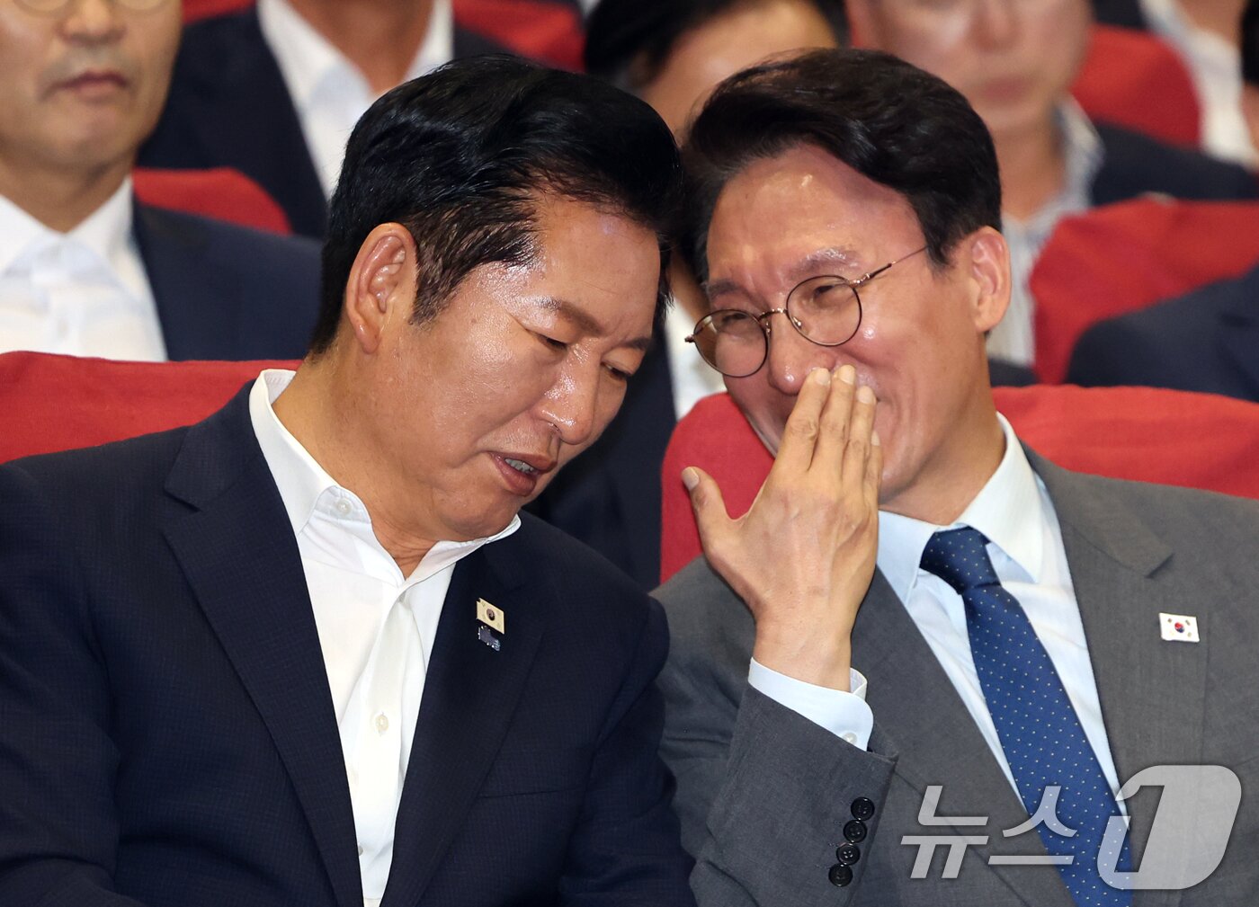본문 이미지 - 김민석 국무총리와 정청래 더불어민주당 대표가 21일 오후 서울 여의도 국회 의원회관에서 열린 '2026 6·3지방선거 단체장 당선자 워크숍'에서 대화를 나누고 있다. 2026.6.21 ⓒ 뉴스1 황기선 기자