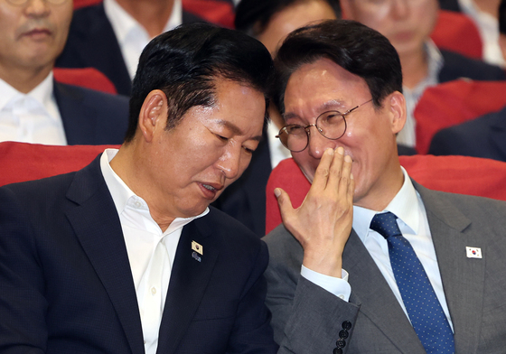 김민석 총리와 대화 나누는 정청래 대표