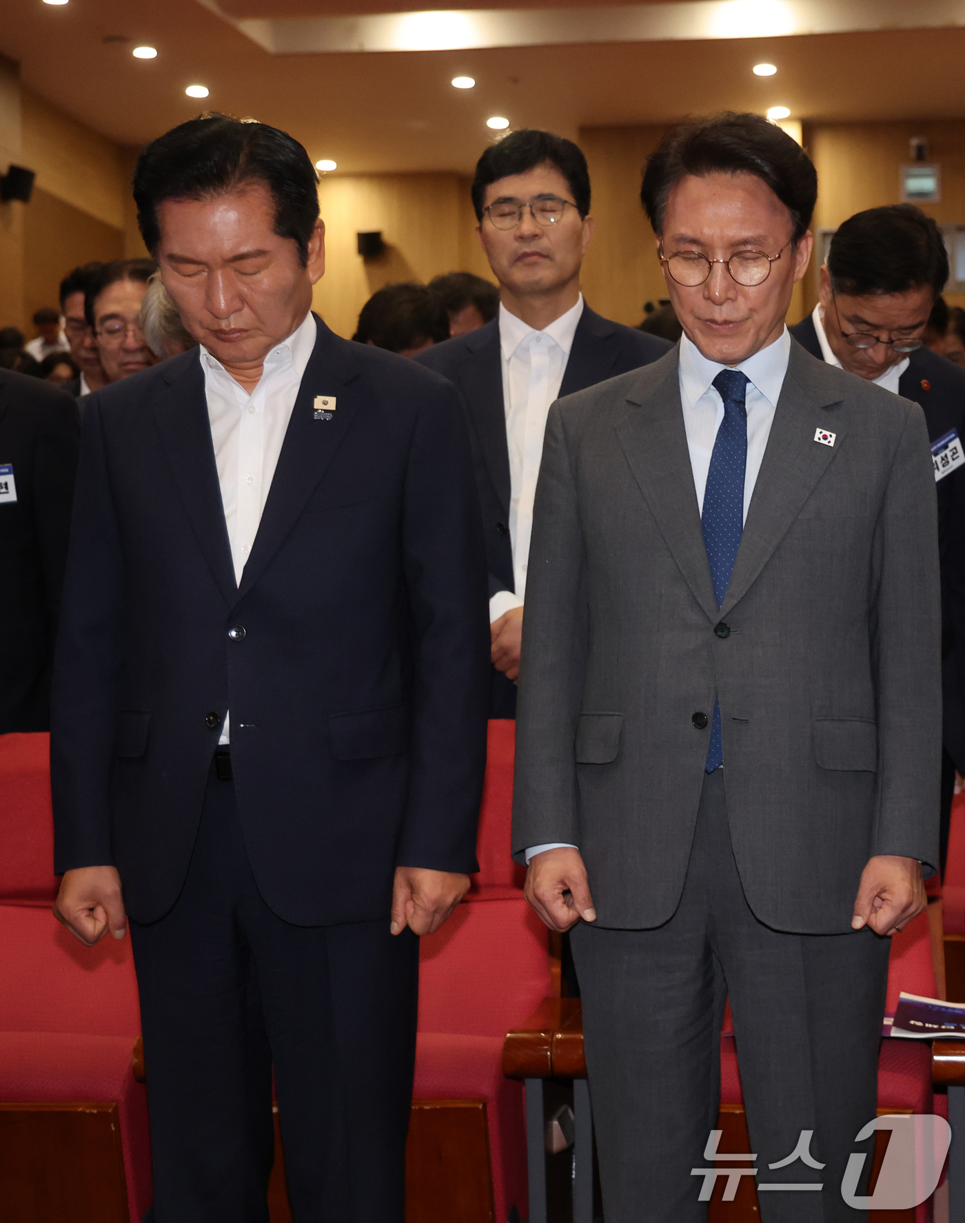 (서울=뉴스1) 황기선 기자 = 김민석 국무총리와 정청래 더불어민주당 대표가 21일 오후 서울 여의도 국회 의원회관에서 열린 '2026 6·3지방선거 단체장 당선자 워크숍'에서 묵 …