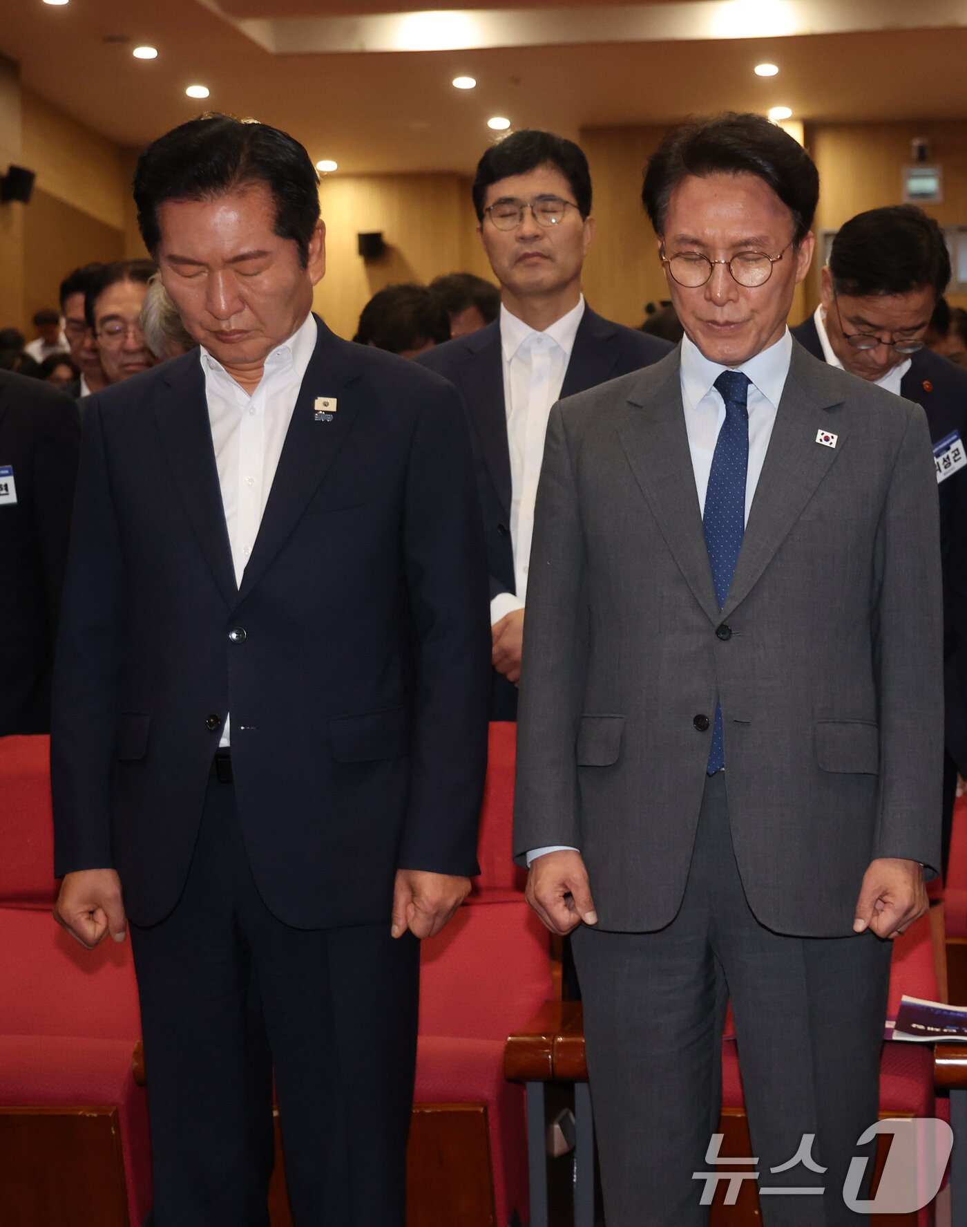 본문 이미지 - 김민석 국무총리와 정청래 더불어민주당 대표가 21일 오후 서울 여의도 국회 의원회관에서 열린 '2026 6·3지방선거 단체장 당선자 워크숍'에서 묵념을 하고 있다. 2026.6.21 ⓒ 뉴스1 황기선 기자