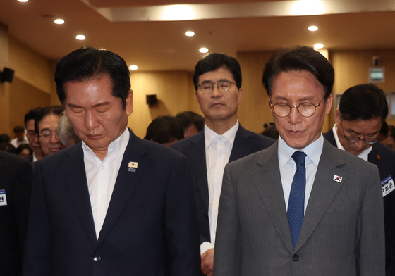 묵념하는 김민석·정청래