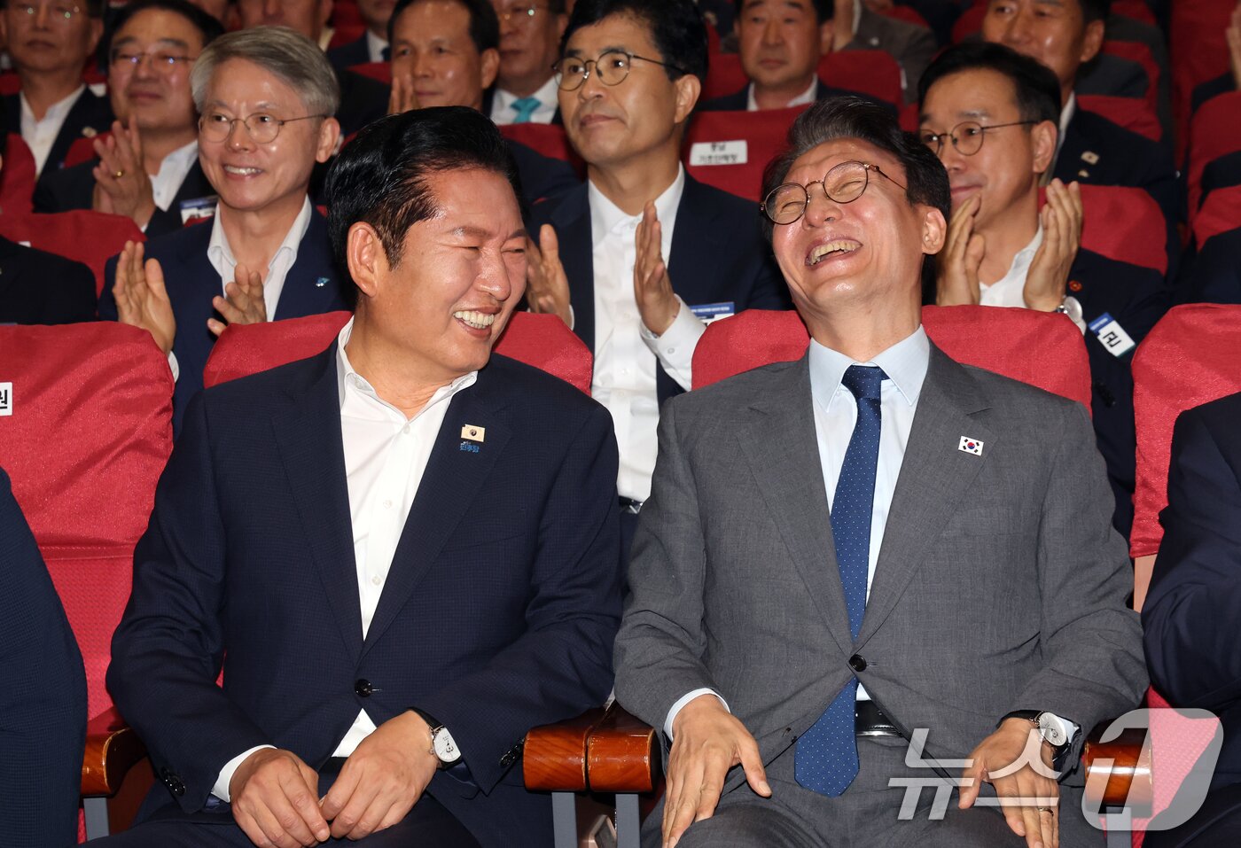 본문 이미지 - 김민석 국무총리와 정청래 더불어민주당 대표가 21일 오후 서울 여의도 국회 의원회관에서 열린 '2026 6·3지방선거 단체장 당선자 워크숍'에서 대화를 나누고 있다. 2026.6.21 ⓒ 뉴스1 황기선 기자