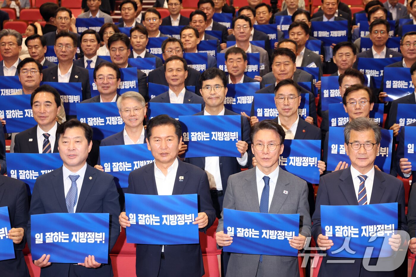 본문 이미지 - 김민석 국무총리와 정청래 더불어민주당 대표가 21일 오후 서울 여의도 국회 의원회관에서 열린 '2026 6·3지방선거 단체장 당선자 워크숍'에서 참석자들과 손팻말을 들고 결의문 낭독 퍼포먼스를 하고 있다. 2026.6.21 ⓒ 뉴스1 황기선 기자