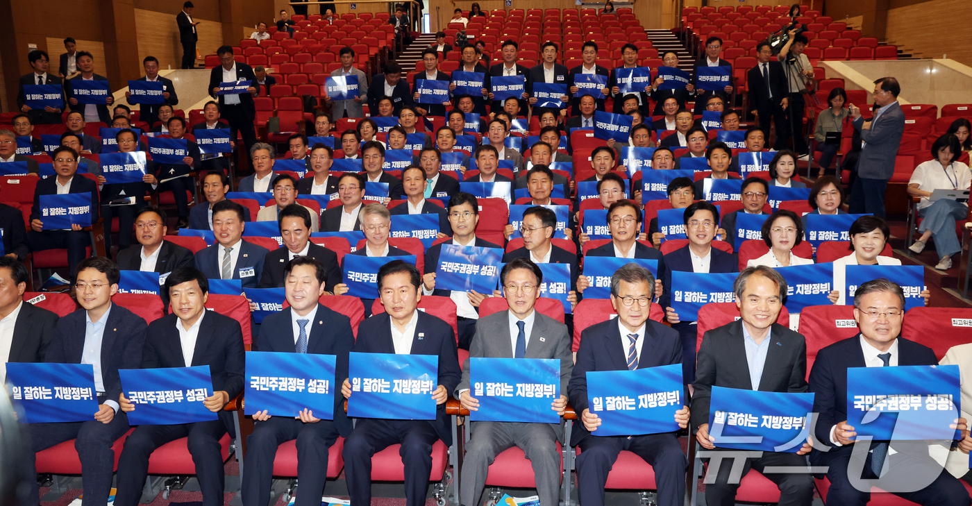 (서울=뉴스1) 황기선 기자 = 김민석 국무총리와 정청래 더불어민주당 대표가 21일 오후 서울 여의도 국회 의원회관에서 열린 '2026 6·3지방선거 단체장 당선자 워크숍'에서 참 …