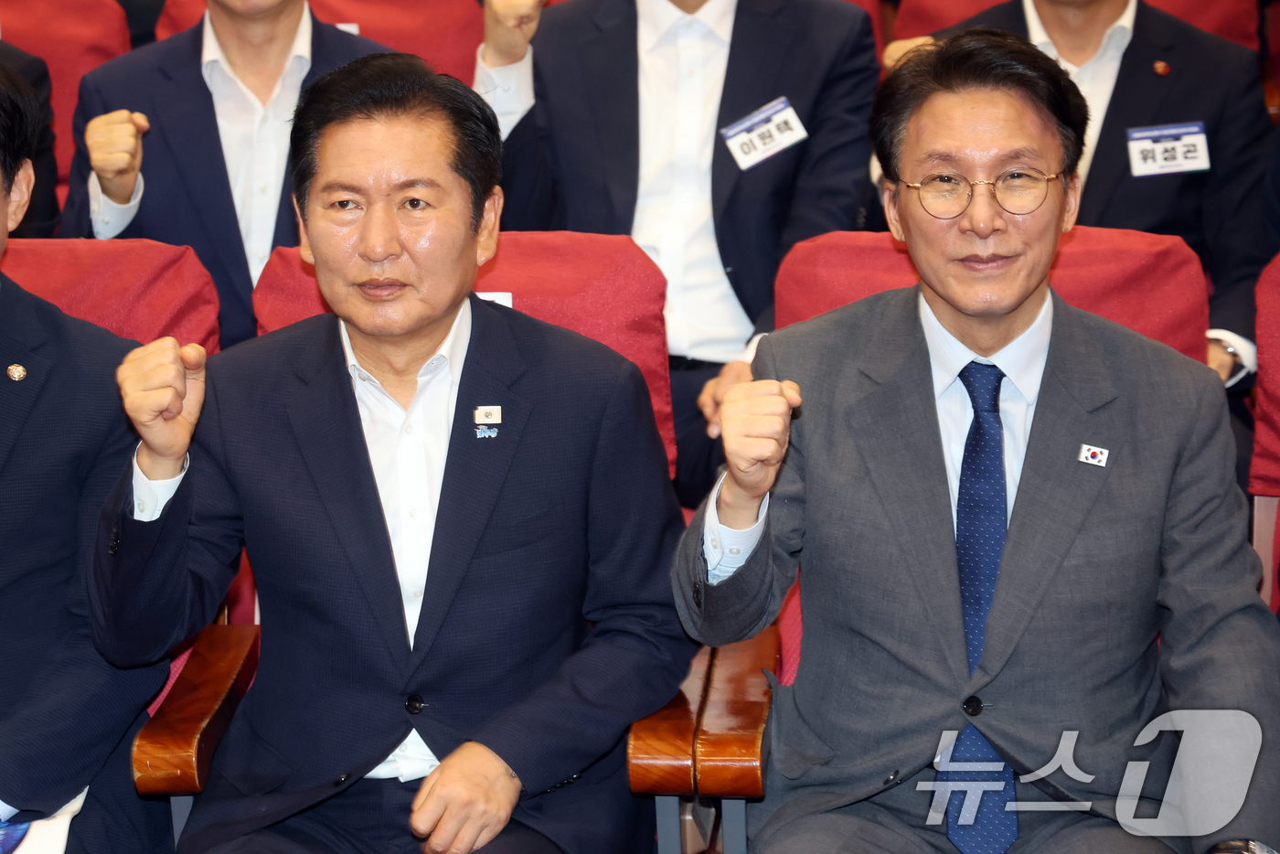 (서울=뉴스1) 황기선 기자 = 김민석 국무총리와 정청래 더불어민주당 대표가 21일 오후 서울 여의도 국회 의원회관에서 열린 '2026 6·3지방선거 단체장 당선자 워크숍'에서 파 …